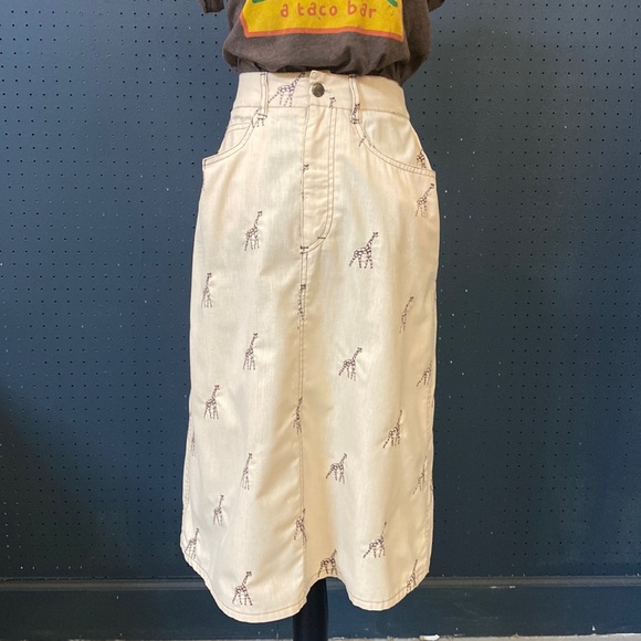 Cute vintage tan jean style midi skirt with embroidered giraffes - Picture 2 of 3